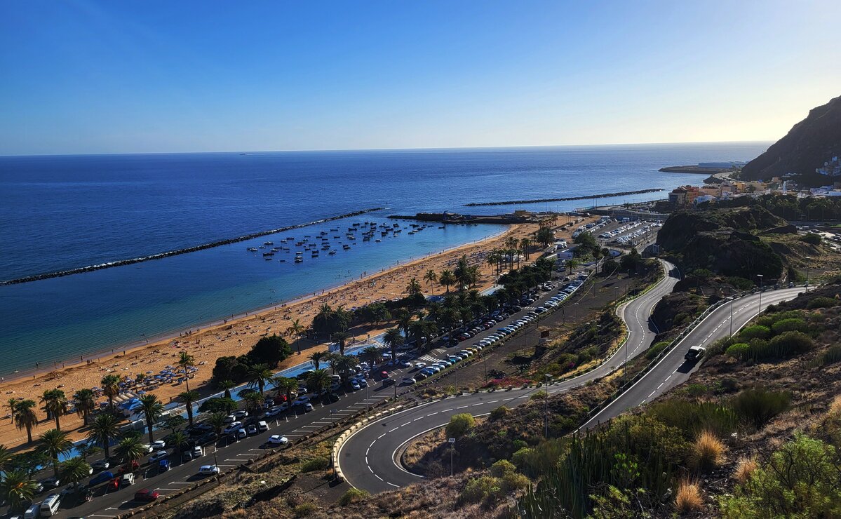 Playa de Las Teresitas na Teneryfie z góry o zachodzie słońca