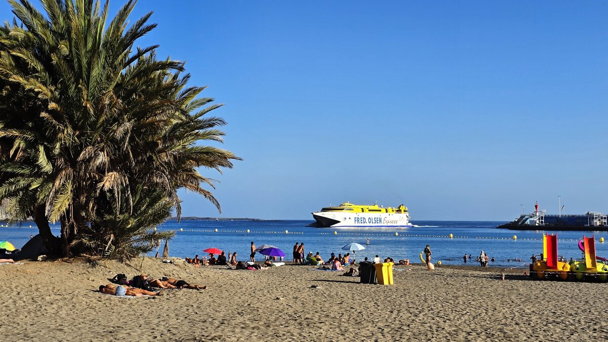 Plaże na Teneryfie. Playa de Los Cristianos i prom Fred. Olsen Express