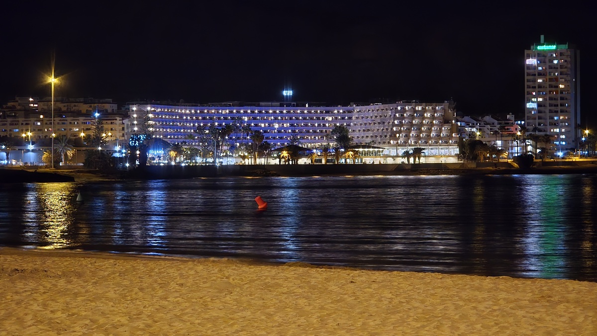 Playa de Los Cristianos nocą i światła miasta