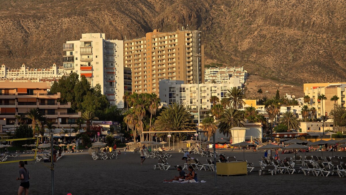 Playa de Los Cristianos – plażowicze, leżaki i hotele