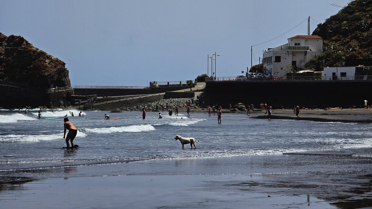 Kąpiel w oceanie przy Playa del Roque de las Bodegas