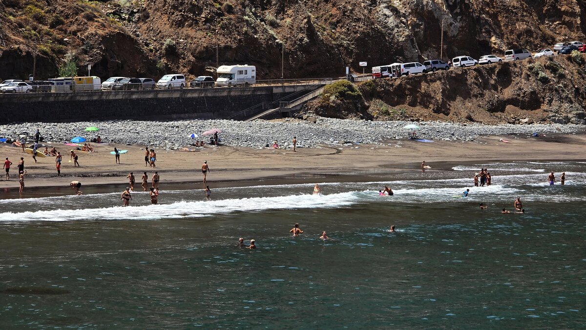 Panorama Playa del Roque de las Bodegas z ludźmi w oceanie