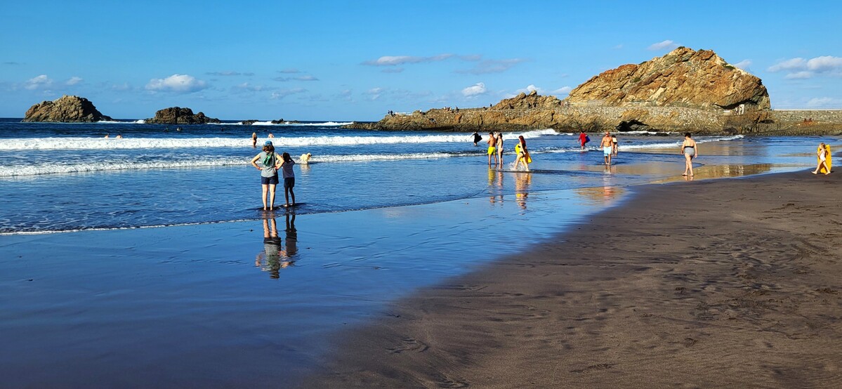 Plaże na Teneryfie. Plażowicze nad oceanem na Playa del Roque de las Bodegas