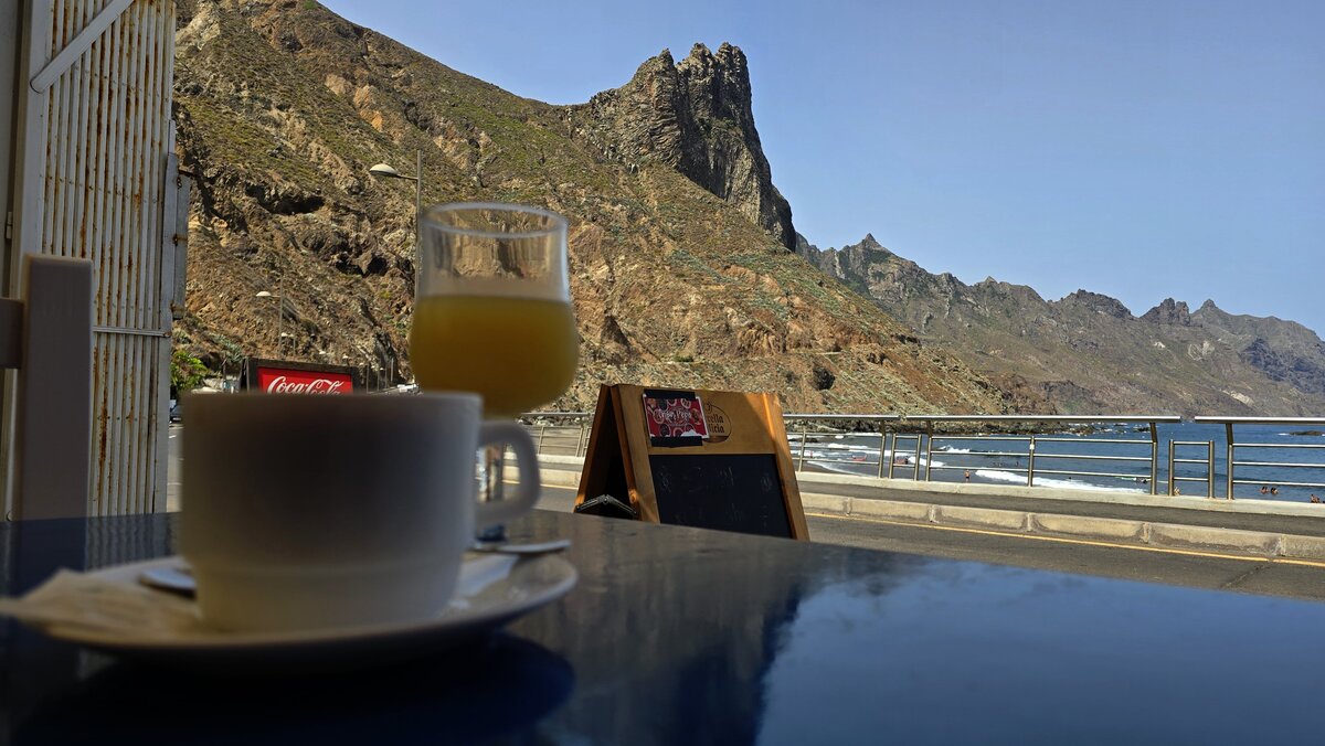Kawa i sok w restauracji przy Playa del Roque de las Bodegas
