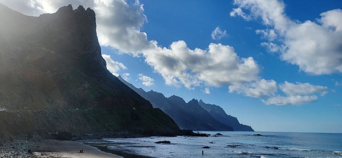 Skała nad Playa del Roque de las Bodegas i ocean