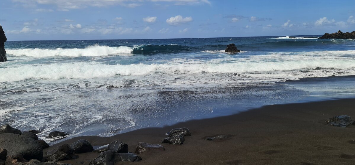Wysokie fale Atlantyku na Playa El Bollullo