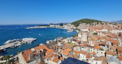 Polacy w Chorwacji – widok na stare miasto w Splicie i Adriatyk