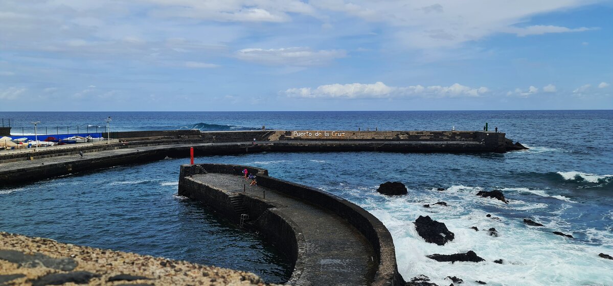 Nadbrzeże Puerto de la Cruz i punkt nad oceanem z nazwą miasta