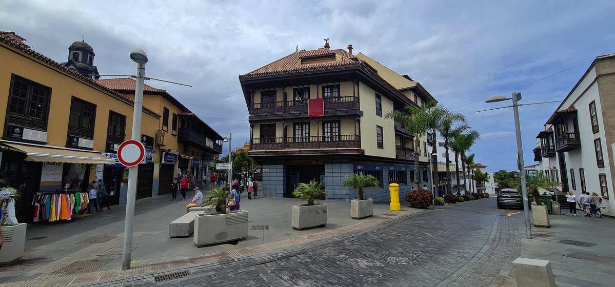Zabytkowe budynki przy ulicach prowadzących do starego Puerto de la Cruz