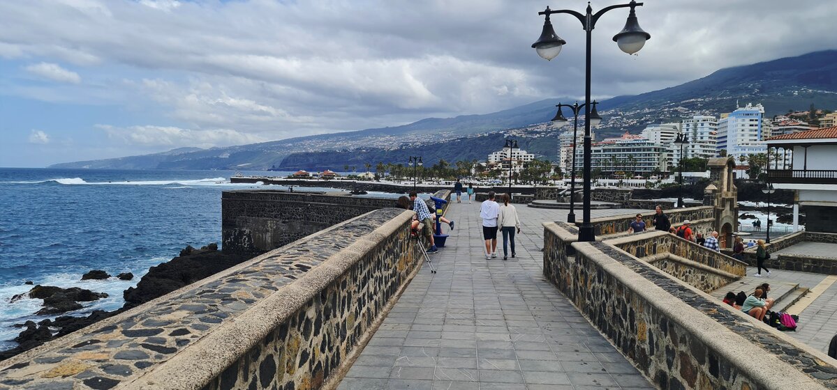 Zabytkowy fort w Puerto de la Cruz, ocean i współczesna zabudowa miasta