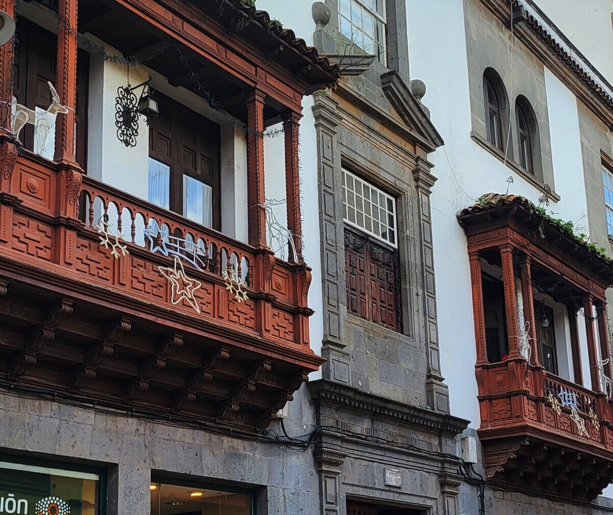 Zabytkowe kanaryjskie balkony w San Cristóbal de La Laguna na Teneryfie
