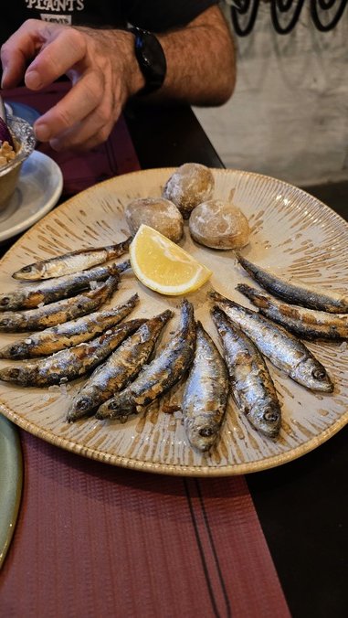 Sardinas fritas – smażone sardynki z papas arrugadas na Teneryfie
