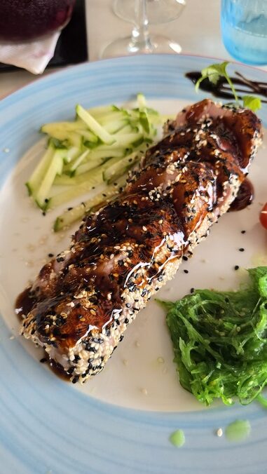 Tuńczyk w sezamie z wakame i ogórkiem w restauracji w Los Cristianos