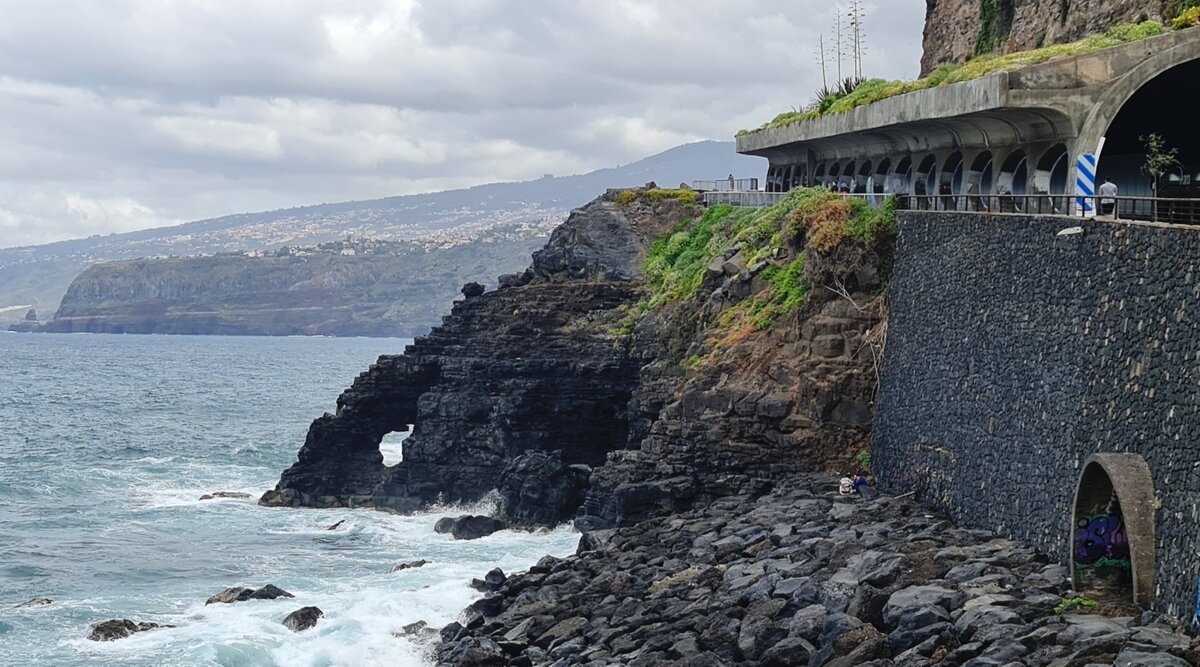 Zagrożenia na Teneryfie nad Atlantykiem – wysokie klify w Puerto de la Cruz i wzburzony ocean u ich podnóża.