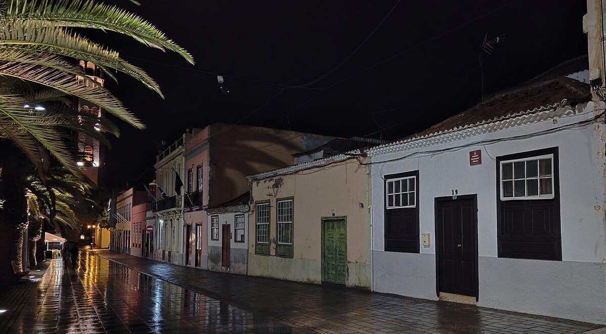 Zagrożenia na Teneryfie po zmroku – nocna ulica w Santa Cruz de Tenerife oświetlona miejskimi latarniami.