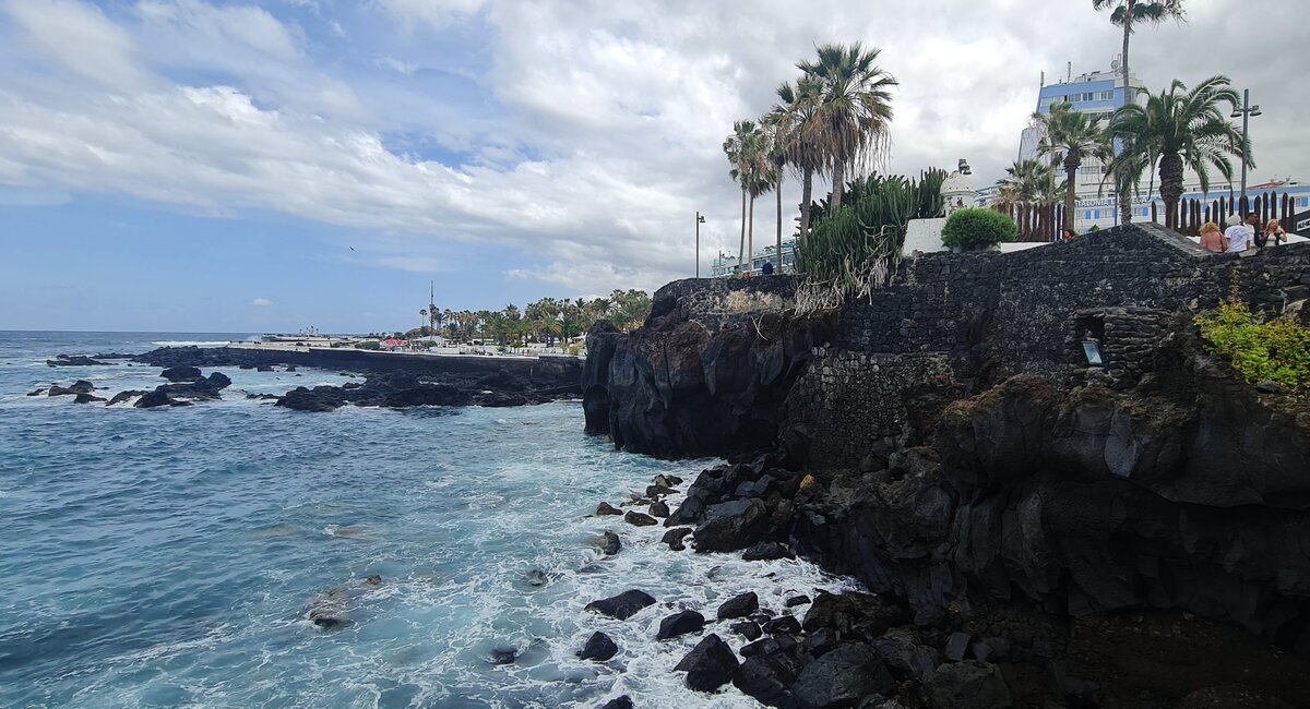 agrożenia na Teneryfie nad oceanem – skalisty brzeg Atlantyku w Puerto de la Cruz.