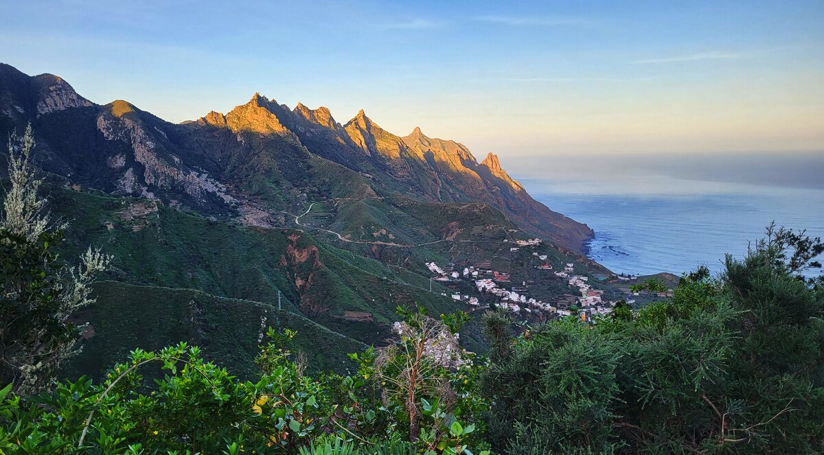 Zagrożenia na Teneryfie podczas trekkingu – panorama gór Anaga i Oceanu Atlantyckiego.